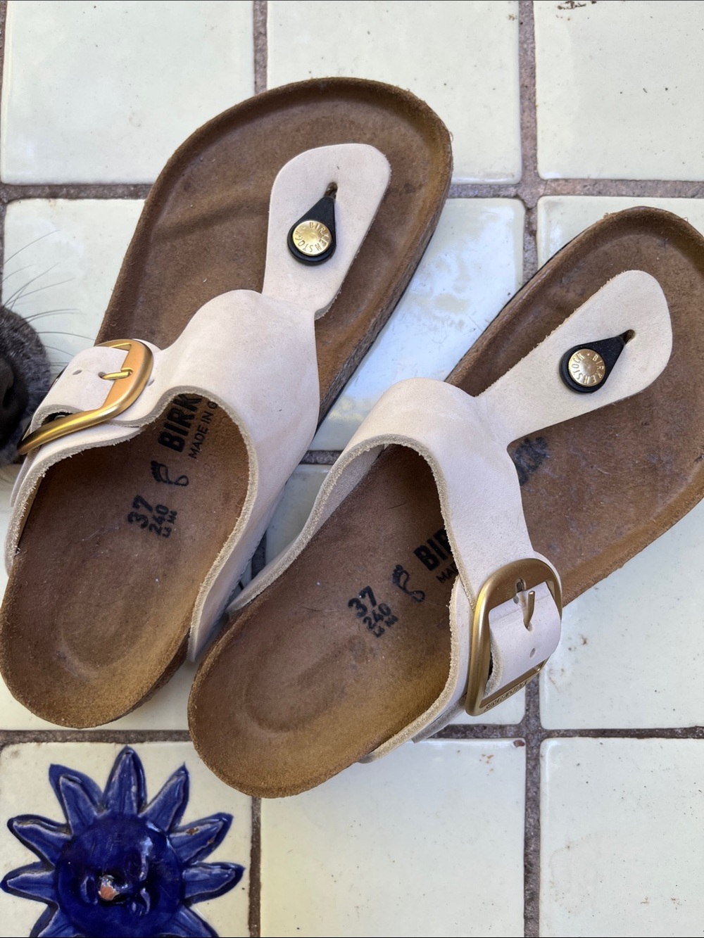 Birkenstock gizeh in Sandcastle Beige leather Like new